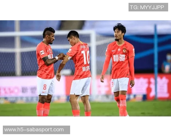 奥特执教首胜喜悦洋溢队员们泼水庆祝难掩激动心情